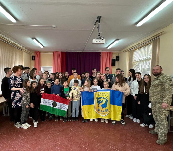 Федір Шандор подарував школярам Угорськомовної гімназії ім. Другетів в Ужгороді прапор, підписаний бійцями ЗСУ