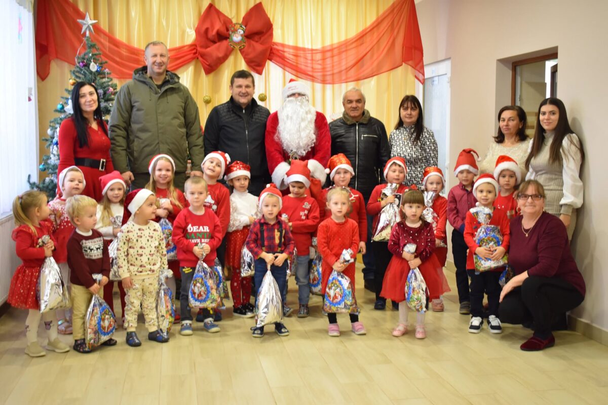 Közel nyolcszáz óvodást ajándékozott meg a KárpátHáz Mikulása