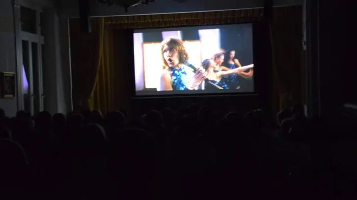 Hogyan tudnék élni nélküled? – Mozihangulat a Munkácsy Mihály Magyar Házban – Balatoni nyár, szerelem a zene hullámhosszán