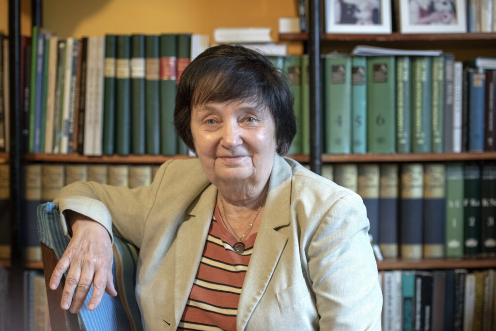 „…verseimen még mindig érződik a szülőföld „virágpora” – Interjú Füzesi Magda József Attila-díjas költővel